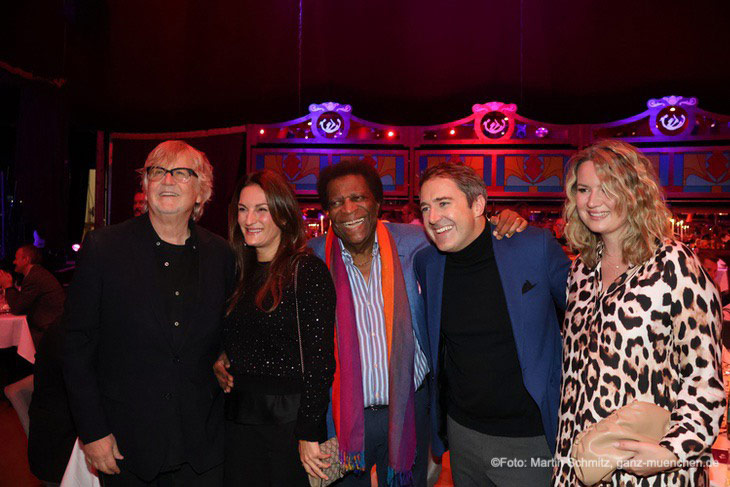 Martin Krug, Mirjam Bachstädt, Roberto Blanco, TC oderator Philipp Bächstädt und Krugs Parnerin Martina Nicia am 06.11.2025 bei der Premiere des Dinner-Theater HULLIS im neuen Zelt (©Foto: Martin Schmitz)